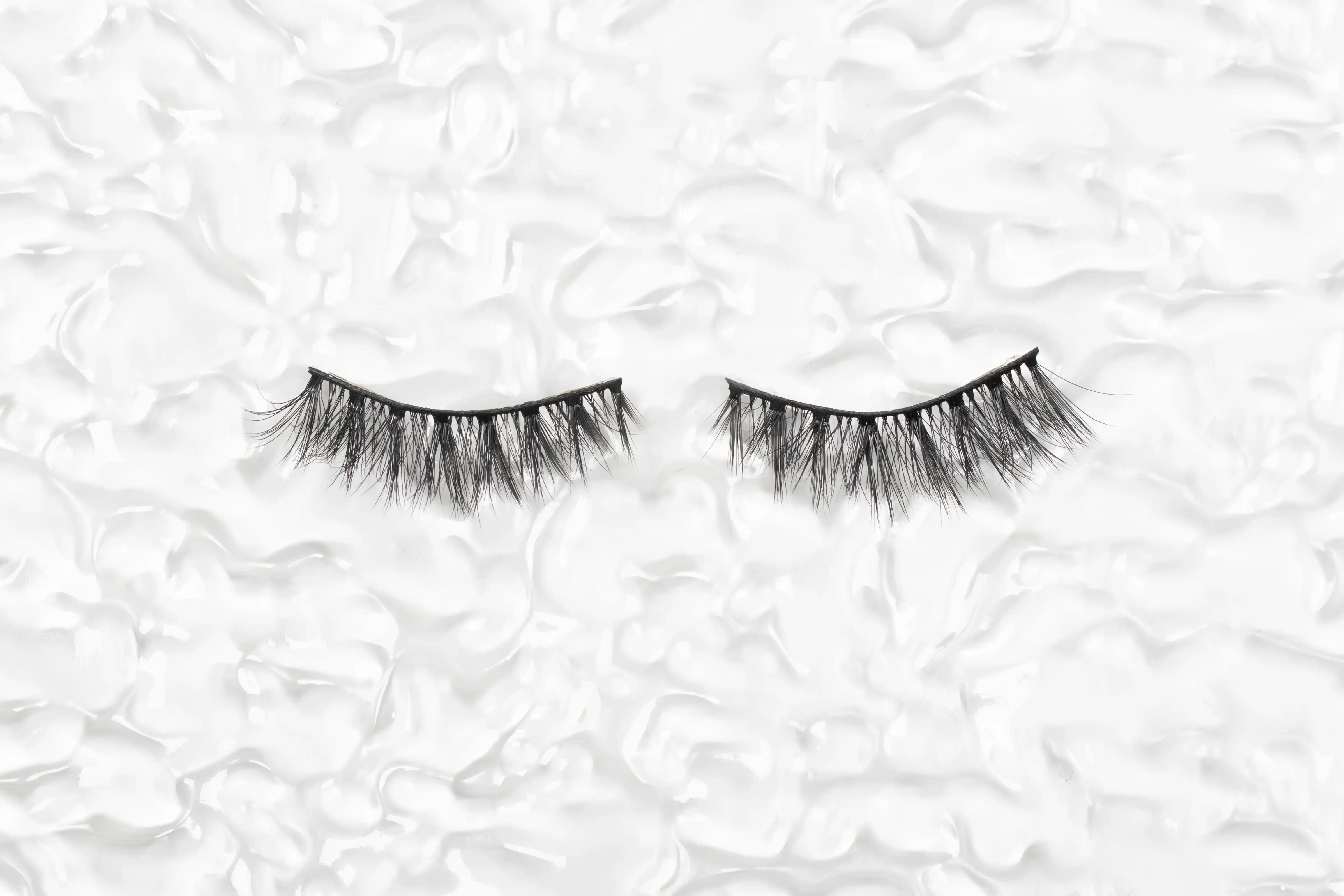TRIANGULAR FIBER LASHES